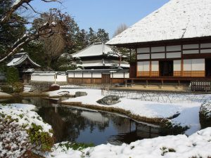 Winter: Main building (hojo) and shrine to Confucius (koshibyo) in snow写真