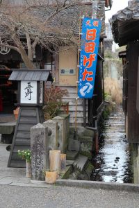 Canals flow through the town streets写真