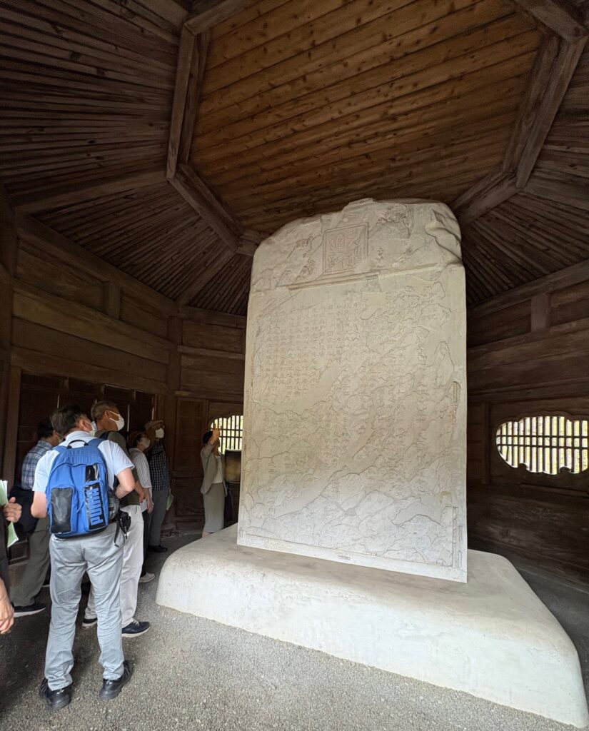 巨大な「弘道館記碑」の写真